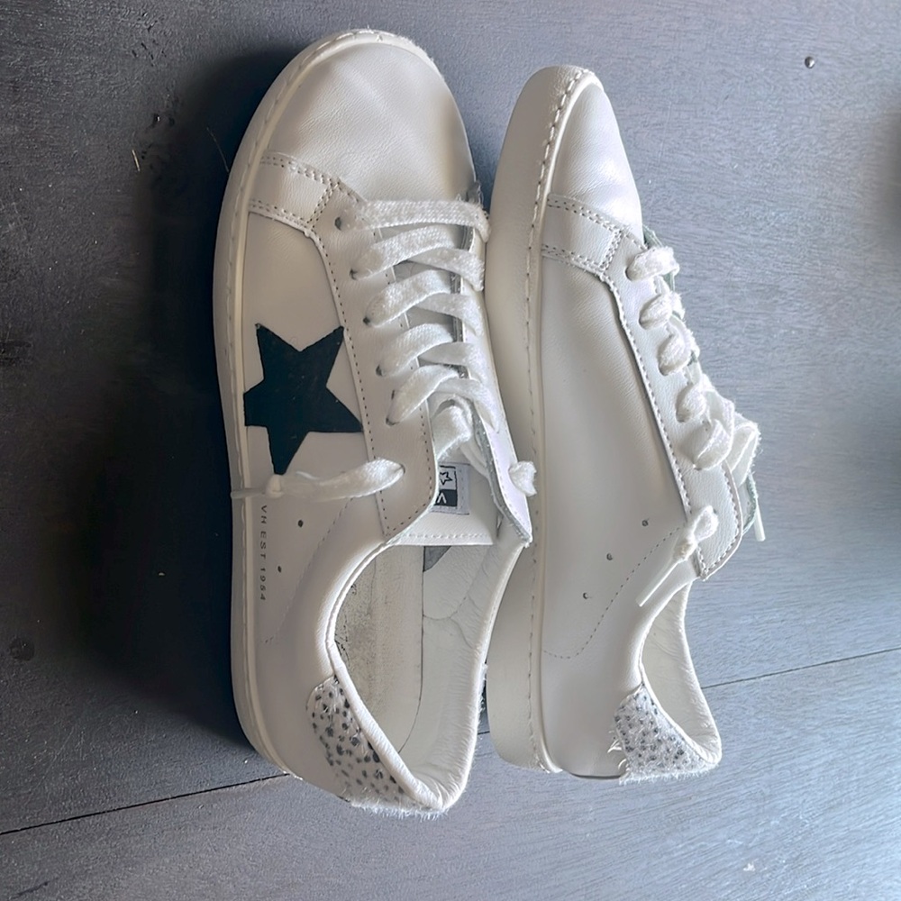 Super cute ladies vintage tennis shoes